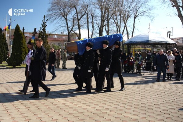 В Одесской области простились с военным, семья которого погибла от удара РФ по ЖК &quot;Тирас&quot; фото 6