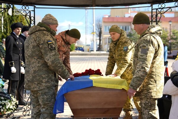 В Одесской области простились с военным, семья которого погибла от удара РФ по ЖК &quot;Тирас&quot; фото 8