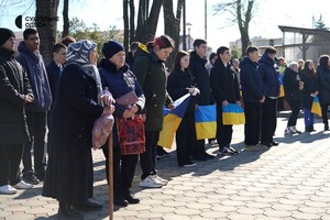 В Одесской области простились с военным, семья которого погибла от удара РФ по ЖК &quot;Тирас&quot; фото 9