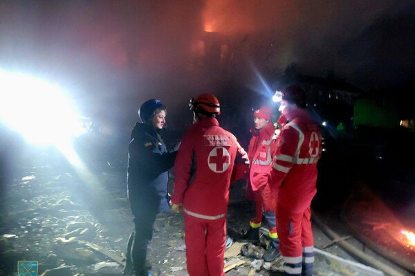 Летіли &quot;шахеди&quot; та ракети: через нічну атаку Одеси загинули троє людей (оновлено) фото 2
