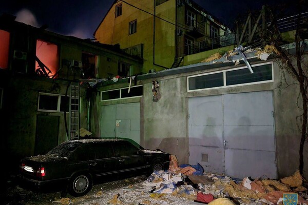 Летіли &quot;шахеди&quot; та ракети: через нічну атаку Одеси загинули троє людей (оновлено) фото 9