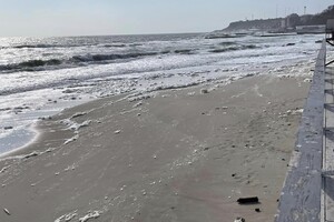 Морське капучино: одеське узбережжя заполонила дивовижна піна фото