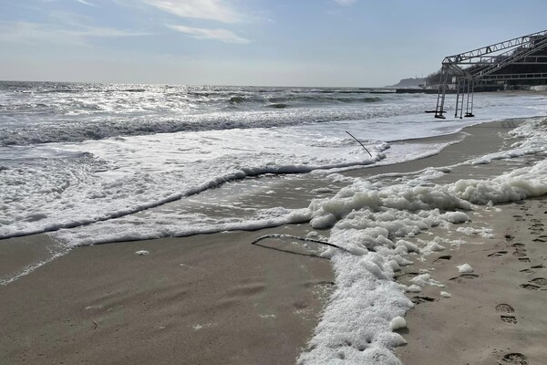 Морское капучино: одесское побережье заполонила удивительная пена фото 1