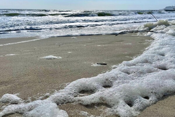 Морское капучино: одесское побережье заполонила удивительная пена фото 3