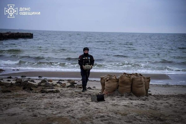 На одесском пляже уничтожили мину: видео подрыва фото