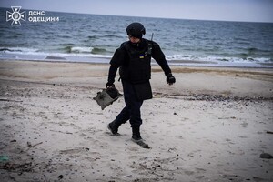 На одеському пляжі знищили міну: відео підриву фото 7