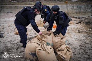 На одеському пляжі знищили міну: відео підриву фото 9