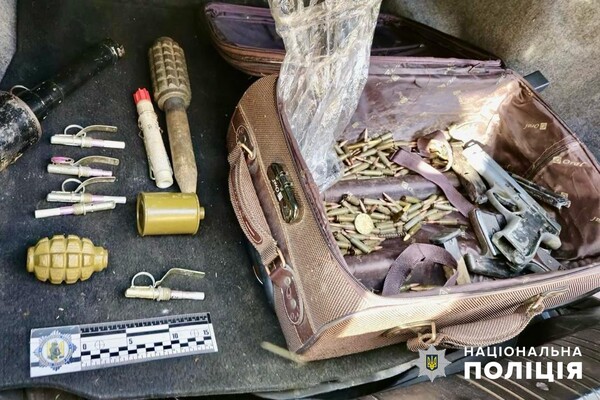 В Одессе задержали мужчину, который продавал взрывчатки и боеприпасы фото 4