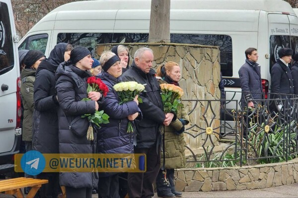 В Одессе попрощались с семьей военных, погибшей в результате атаки 2 марта фото