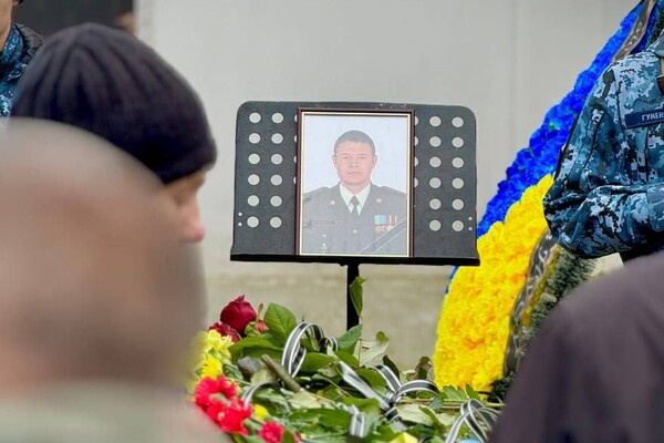 В Одессе попрощались с семьей военных, погибшей в результате атаки 2 марта фото 5
