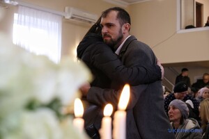 В&nbsp;Одессе простились с врачом, дизайнером и четырехмесячным ребенком, которых убил российский дрон фото