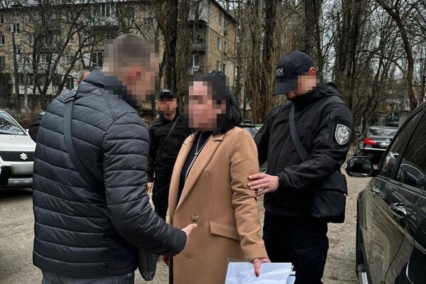 На корупції попалася працівниця Одеської митниці фото 2