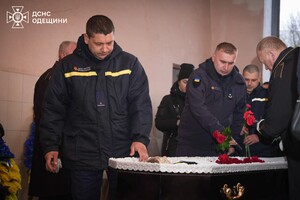 На Одещині попрощалися з рятувальниками, які загинули під час повторного ракетного удару 15 березня фото 9