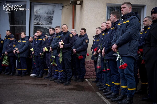 В Одесской области простились со спасателями, погибшими во время повторного ракетного удара 15 марта  фото 10