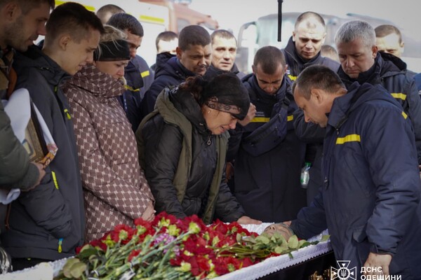 В Одесской области простились со спасателями, погибшими во время повторного ракетного удара 15 марта  фото 11