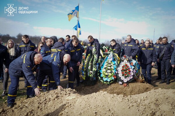 В Одесской области простились со спасателями, погибшими во время повторного ракетного удара 15 марта  фото 14