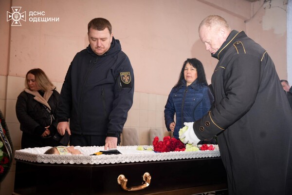 На Одещині попрощалися з рятувальниками, які загинули під час повторного ракетного удару 15 березня фото 15