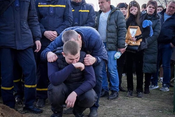 На Одещині попрощалися з рятувальниками, які загинули під час повторного ракетного удару 15 березня фото 4