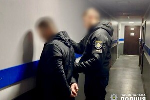 В Одесі двоє озброєних грабіжників увірвалися до квартири та відвезли господаря до ломбарду фото 2