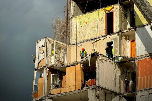 Поврежденные дроном квартиры на Добровольского демонтируют: одесситов просят не подходить  фото