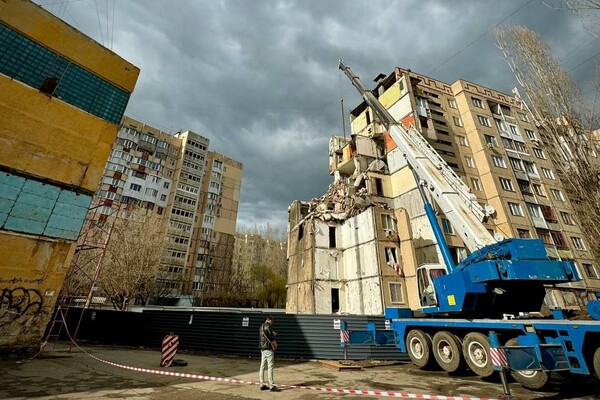 Поврежденные дроном квартиры на Добровольского демонтируют: одесситов просят не подходить  фото 1