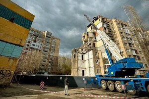Поврежденные дроном квартиры на Добровольского демонтируют: одесситов просят не подходить  фото 1