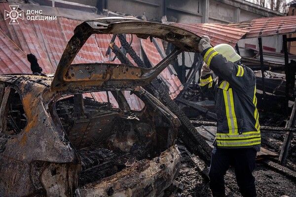 Масштабна пожежа на СТО в Одесі: стала відома причина фото 7