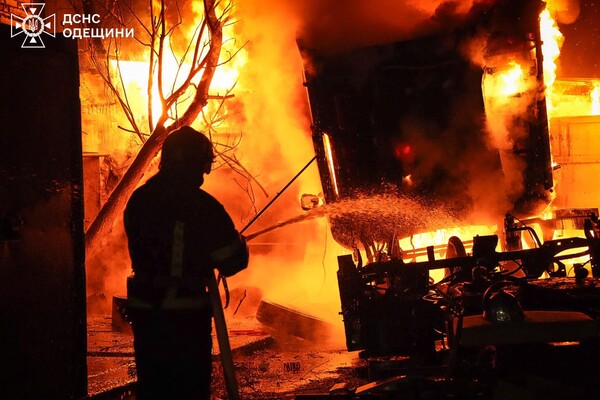 Масштабный пожар на СТО в Одессе: стала известна причина фото 16