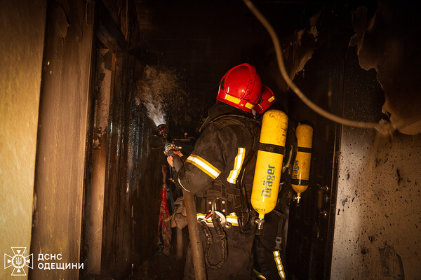 Рятувальники розповіли подробиці пожежі у &quot;Перлині&quot; на Каманіна в Одесі фото 6
