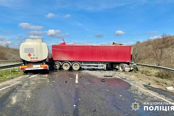 На трассе Одесса &ndash; Киев столкнулись грузовики: есть погибший фото