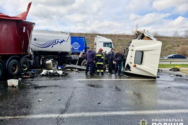 На трассе Одесса &ndash; Киев столкнулись грузовики: есть погибший фото 1