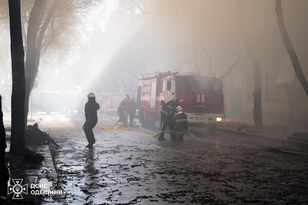 На Канатной в Одессе вспыхнул пожар в доме: погиб спасатель фото
