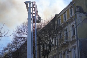 На Канатній в Одесі спалахнула пожежа в будинку: загинув рятувальник фото 1