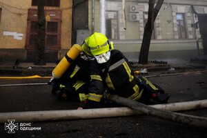 На Канатной в Одессе вспыхнул пожар в доме: погиб спасатель фото 2