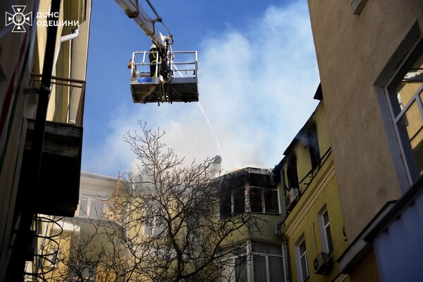 На Канатній в Одесі спалахнула пожежа в будинку: загинув рятувальник фото 3