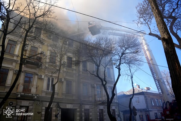 На Канатній в Одесі спалахнула пожежа в будинку: загинув рятувальник фото 4