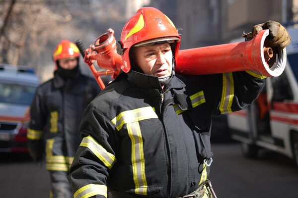 На Канатной в Одессе вспыхнул пожар в доме: погиб спасатель фото 8