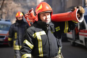 На Канатній в Одесі спалахнула пожежа в будинку: загинув рятувальник фото 8