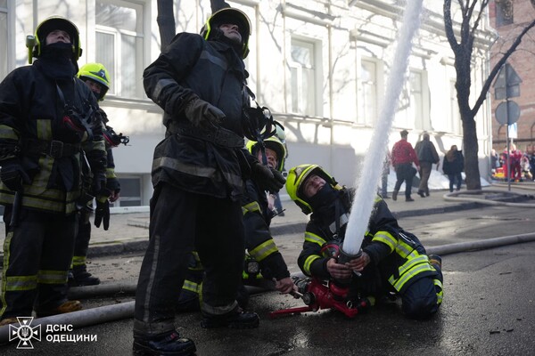 На Канатной в Одессе вспыхнул пожар в доме: погиб спасатель фото 9