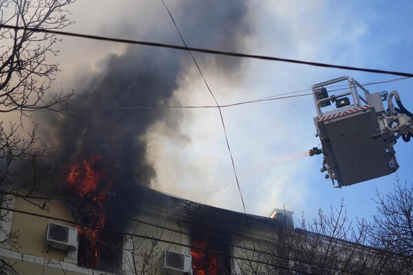 На Канатній в Одесі спалахнула пожежа в будинку: загинув рятувальник фото 10
