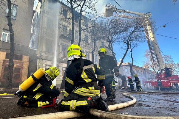 На Канатній в Одесі спалахнула пожежа в будинку: загинув рятувальник фото 11