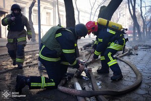 На Канатной в Одессе вспыхнул пожар в доме: погиб спасатель фото 12