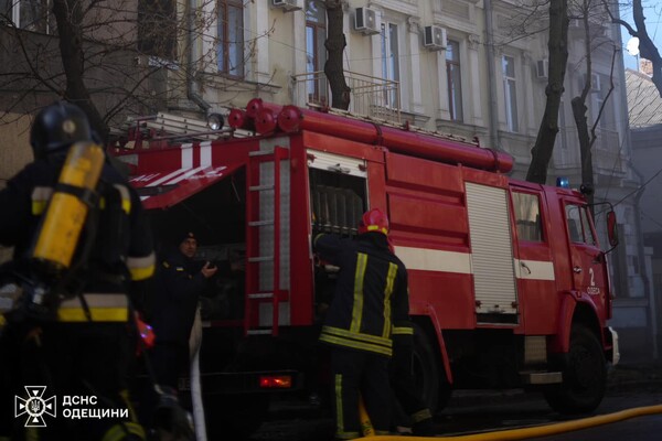 На Канатній в Одесі спалахнула пожежа в будинку: загинув рятувальник фото 13