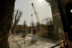 У Спасо-Преображенському соборі в Одесі розпочали відновлення стіни у вівтарі, куди потрапила ракета фото