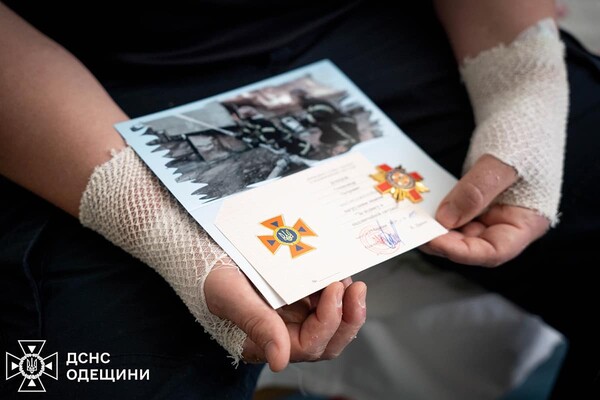 В Одесі нагородили рятувальників, які постраждали внаслідок обстрілу міста 15 березня  фото 1