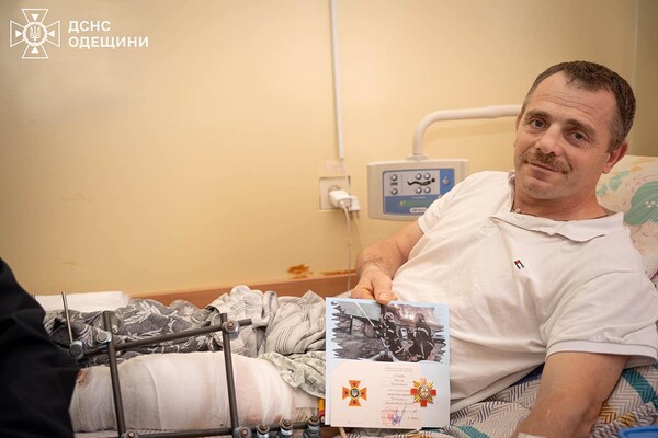 В Одессе наградили спасателей, пострадавших в результате обстрела города 15 марта фото 3