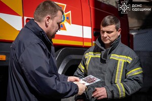 В Одессе наградили спасателей, пострадавших в результате обстрела города 15 марта фото 7