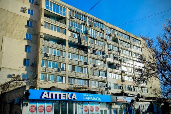 Ракетна атака по Одесі 5 квітня: від вибухової хвилі постраждали житлові будинки та ліцей фото 7