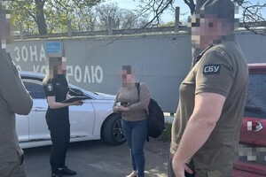 Начальника таможенного поста Одесской таможни и его сообщницу поймали на взятке фото