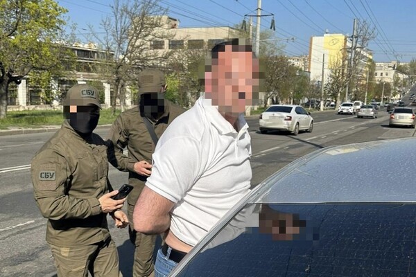 Начальника таможенного поста Одесской таможни и его сообщницу поймали на взятке фото 1